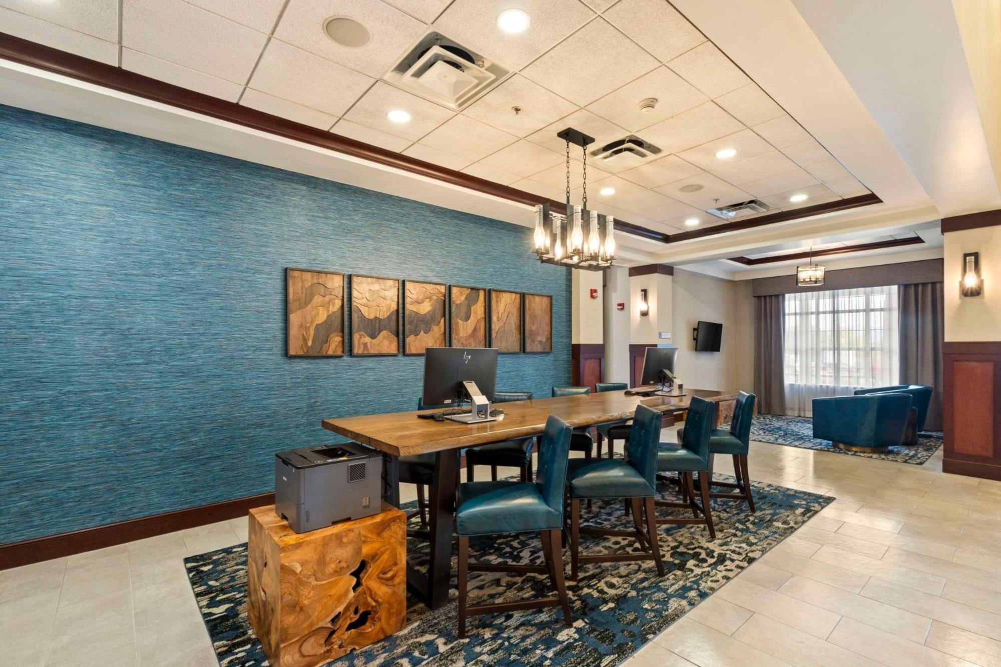 Doubletree By Hilton Front Royal Blue Ridge Shadows Hotel Bagian luar foto