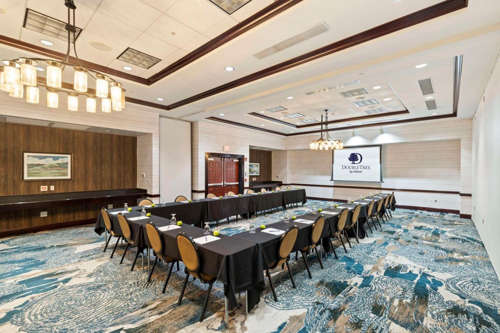 Doubletree By Hilton Front Royal Blue Ridge Shadows Hotel Bagian luar foto