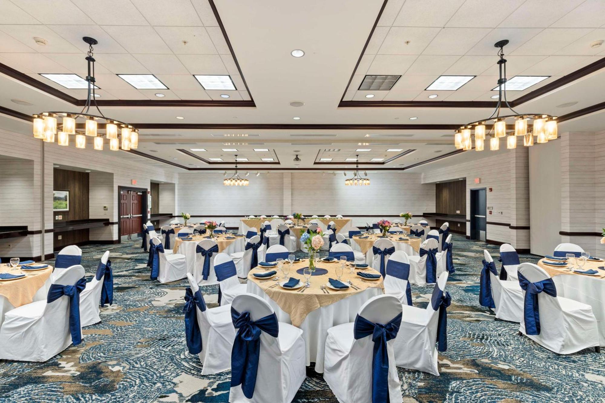 Doubletree By Hilton Front Royal Blue Ridge Shadows Hotel Bagian luar foto